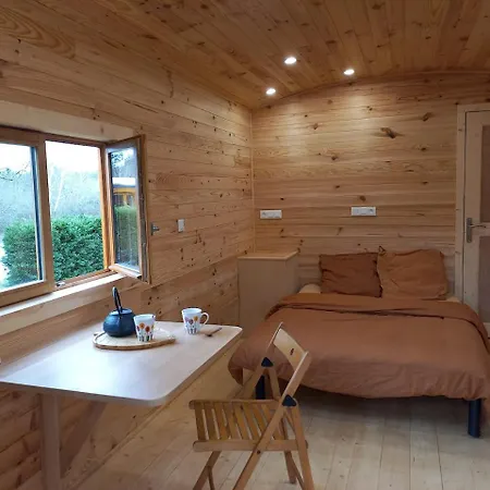 Flor La Roulotte Du Medoc Bed & Breakfast